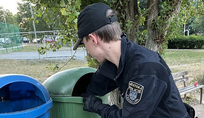 Českolipští strážníci osvobodili ježka z odpadkového koše. Zřejmě ho tam někdo hodil