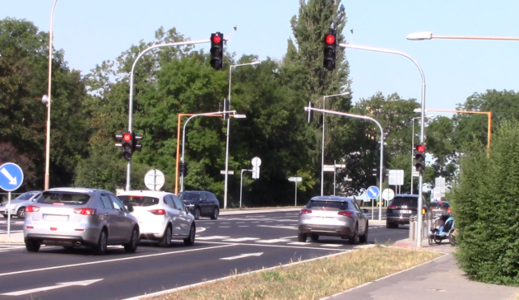Policisté v České Lípě kontrolovali, jak řidiči respektují semafory. Několik jich jelo na červenou