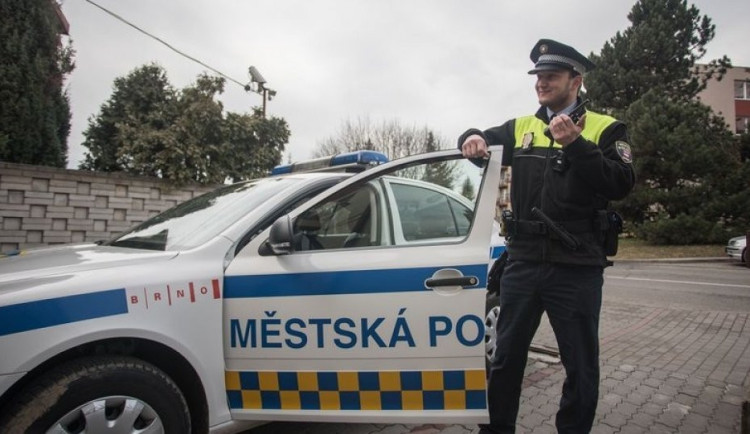 Rybáře v Brně uvěznilo houští. Dostal lano kolem pasu