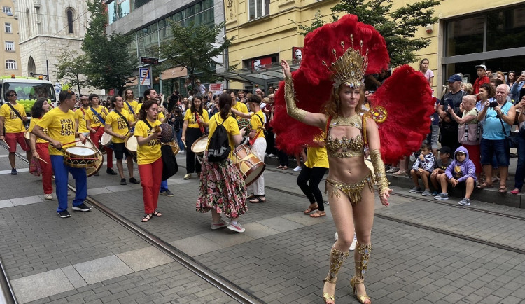 Brno roztančil brazilský karnevalový průvod