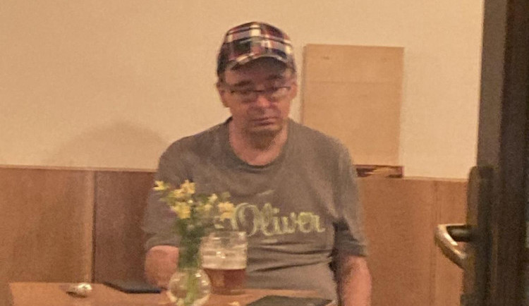 Policisté stále pátrají po totožnosti jednoho ze svědků v případu dvou onanujících mužů