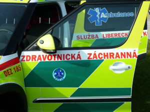 Řidič u Kunratic na Liberecku narazil do stromu. Nehodu nepřežil