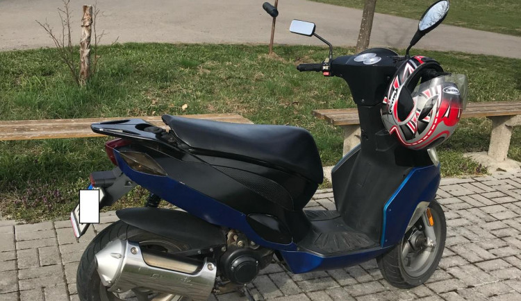 Policisté pátrají po ukradeném skútru. Žádají veřejnost o spolupráci
