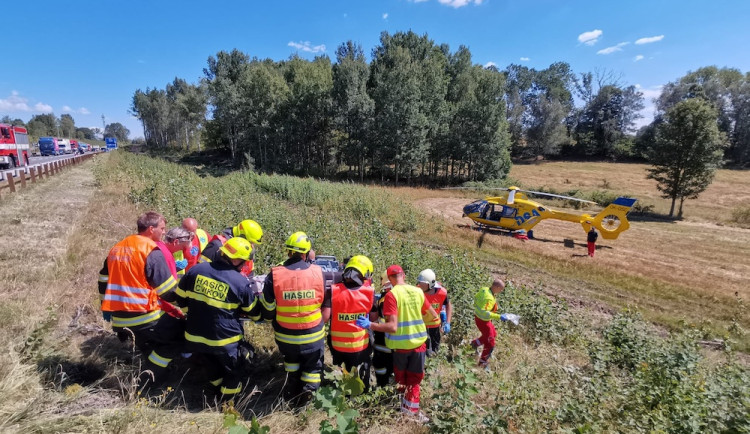 Nehoda auta a motorky uzavřela silnici I/9 u Svoru, motorkář má těžké zranění
