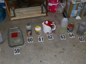 Policisté rozprášili skupinu výrobců a distributorů drog. Zatýkání proběhlo i na parkovišti před obchodním centrem