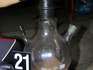 Policisté rozprášili skupinu výrobců a distributorů drog. Zatýkání proběhlo i na parkovišti před obchodním centrem