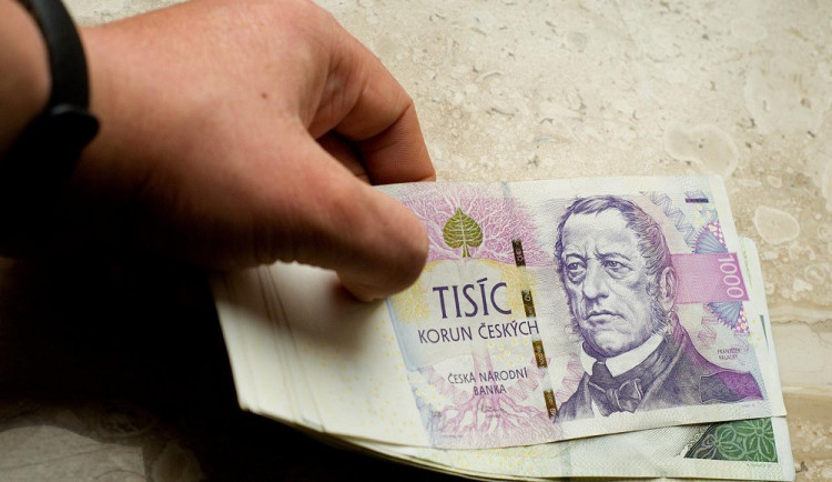 Většina Čechů s příjmy podle průzkumu vystačí. Finanční problémy má stále více lidí