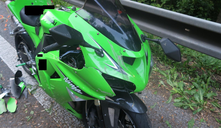 Na silnici u Železného Brodu zemřel při podvečerní nehodě motorkář