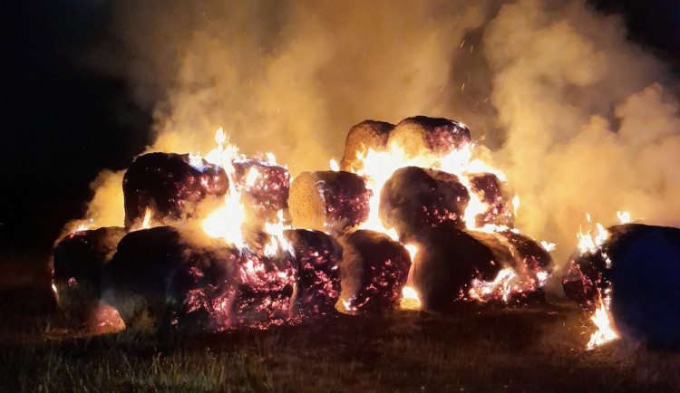Noční požár v Sychrově. Hořelo dvě stě balíků slámy