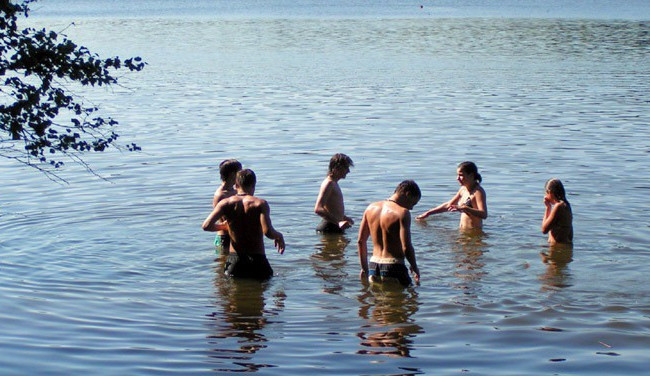 Kvůli přemnoženým sinicím platí zákaz koupání v rybníku Bažantník v Sedmihorkách