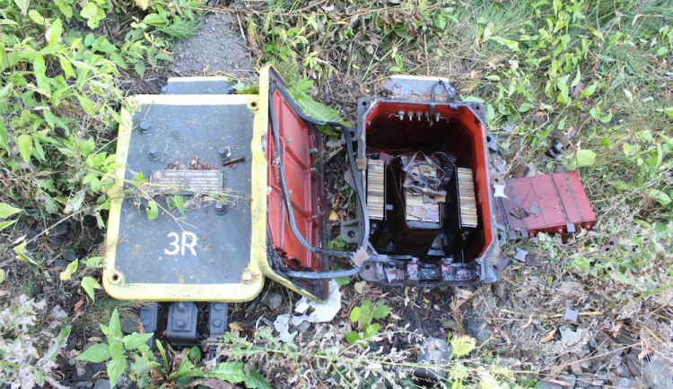 Zloděj ohrozil bezpečnost tří železničních přejezdů. Ukradl měděné dráty