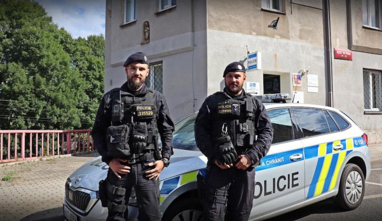 Muž omdlel a spadl do vozovky. Život mu zachránila hlídka policistů