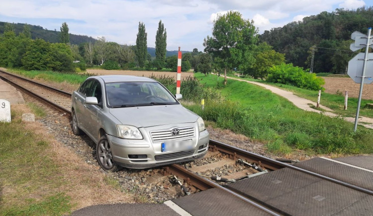 Muž bez řidičáku na Brněnsku zaparkoval uprostřed kolejiště