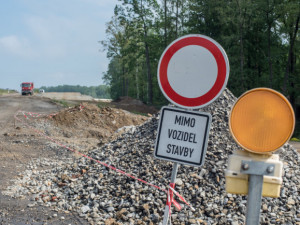 Rekonstrukce silnice z Mimoně na Mnichovo Hradiště se o rok protáhla. Při opravě mostu se vyskytly potíže