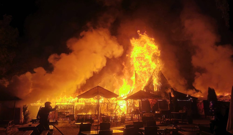 Požár na jablonecké přehradě. Shořelo tam oblíbené občerstvení Sluneční lázně