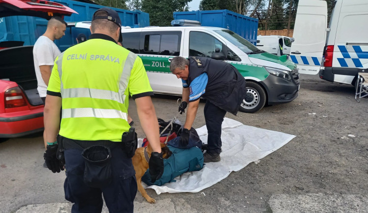 Policisté kontrolují vozidla