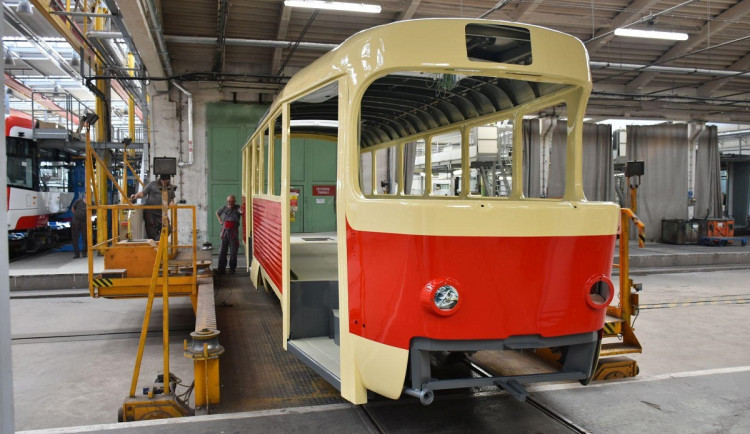 Dělníci v Brně opravují pražskou historickou tramvaj, která nikdy nevozila cestující