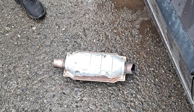 Máš z toho kino, co? Svědkyně zavolala na zloděje katalyzátoru policii