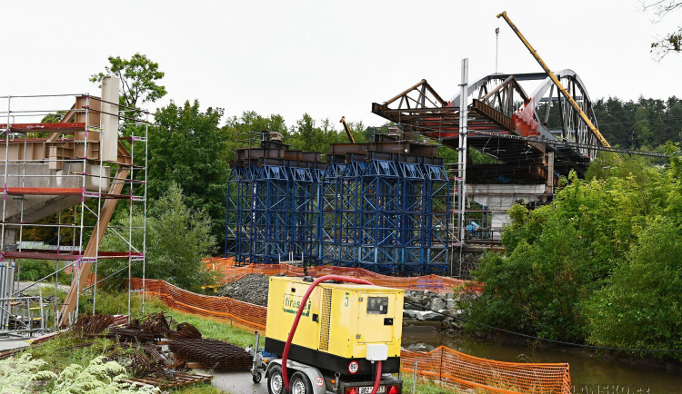 Unikátní podívaná. V Blansku vysouvají tisícitunový kolos nad řeku