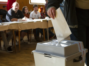 Dobrovolníků je málo. Volební komise v Libereckém kraji budou zřejmě muset doplnit úředníci