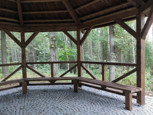 Město Chrastava postavilo v Horním Vítkově nový altán. Nahradil původní, který loni někdo ukradl