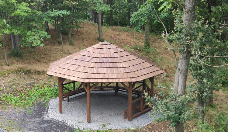 Město Chrastava postavilo v Horním Vítkově nový altán. Nahradil původní, který loni někdo ukradl