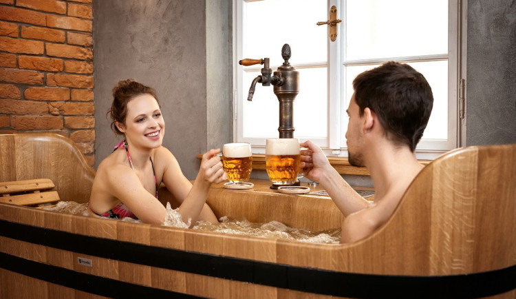 Pivní lázně Svijany lákají na koupel v dubových vanách