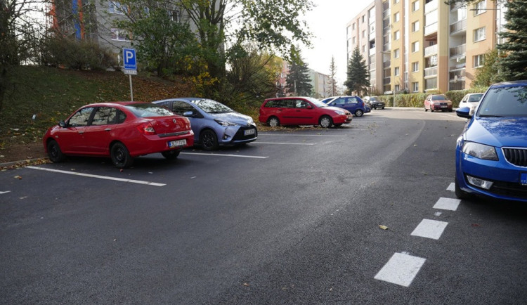 Na pěti sídlištích v Liberci se dá najít 450 nových parkovacích míst, ukázal projekt