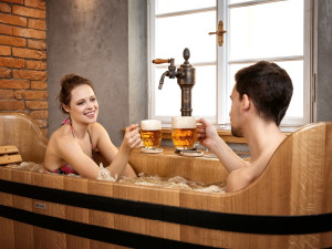 Pivní lázně Svijany lákají na koupel v dubových vanách