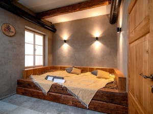 Pivní lázně Svijany lákají na koupel v dubových vanách