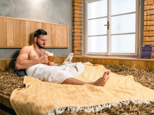 Pivní lázně Svijany lákají na koupel v dubových vanách