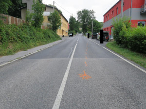 Z auta se za jízdy v Proseči nad Nisou uvolnilo kolo. Trefilo zaparkované auto