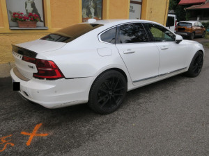 Z auta se za jízdy v Proseči nad Nisou uvolnilo kolo. Trefilo zaparkované auto