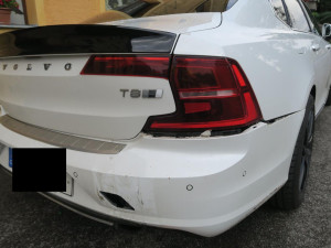 Z auta se za jízdy v Proseči nad Nisou uvolnilo kolo. Trefilo zaparkované auto