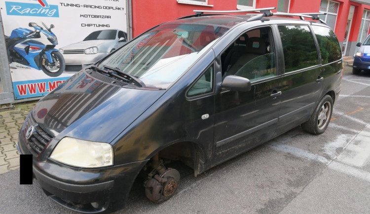 Z auta se v Proseči nad Nisou za jízdy uvolnilo kolo. Trefilo zaparkované auto