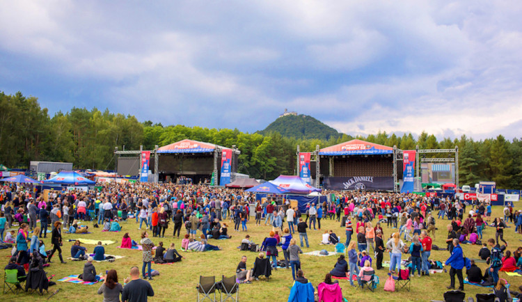 Hudebně-kulturní festival Hrady CZ své letošní putování uzavře na Bezdězu s Chinaski, Mig 21, Mirai, Rybičkami 48 či Divokým Billem