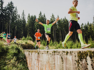 Užijte si závěr léta v Jizerských horách. Registrujte se na běžecký závod Běhej lesy Jizerská přímo na místě