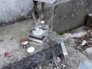 Vandalismus na hřbitově. Muž v Horním Růžodole poškodil výzdobu i informační tabule