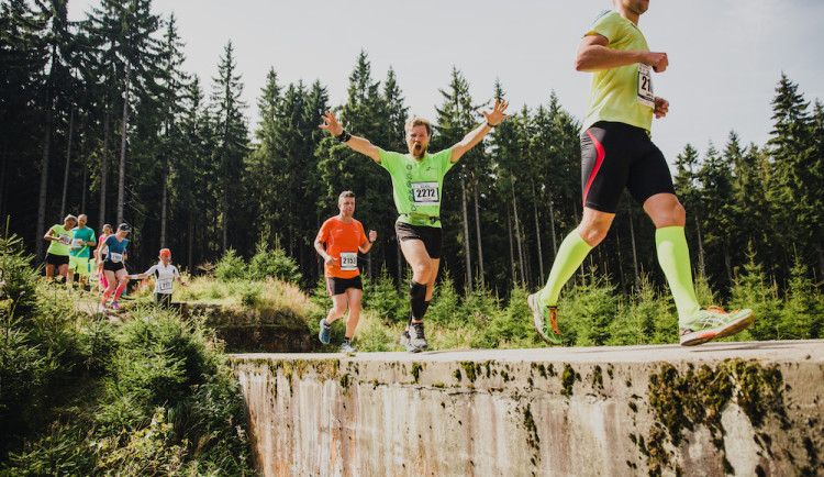 Užijte si závěr léta v Jizerských horách. Registrujte se na běžecký závod Běhej lesy Jizerská přímo na místě