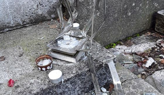 vandalismus na libereckém hřbitově