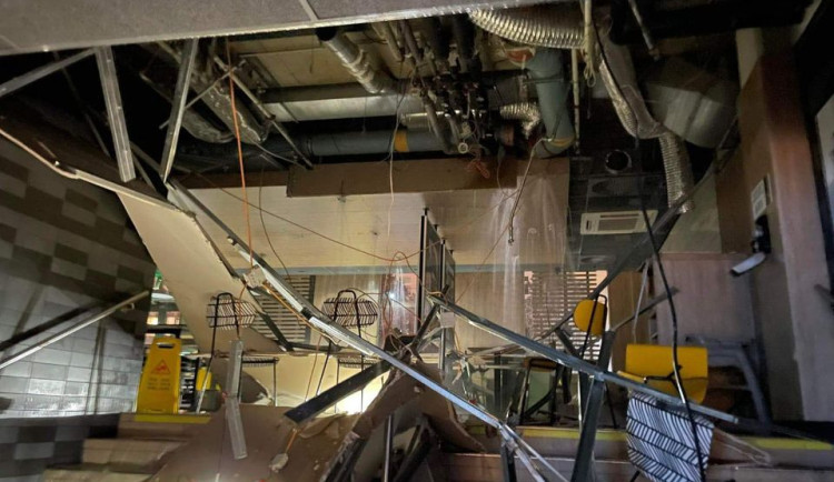 Ve Foru se v McDonalds propadl sádrokartonový podhled. Nevydržel přívalový déšť