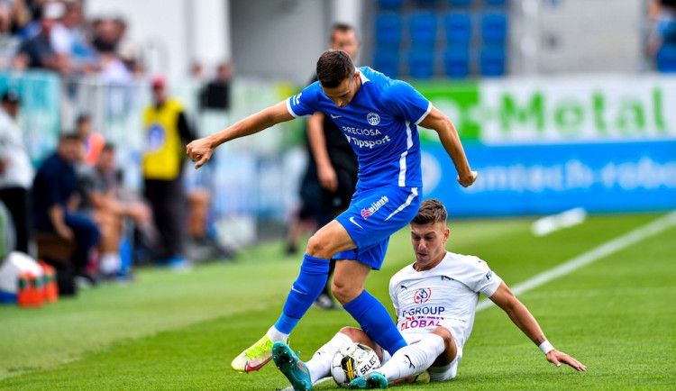 Slovan uspěl na hřišti Slovácka. Využil přesilovku a vyhrál 2:1