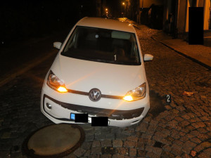 Během přívalových dešťů se pod autem v Jablonci nad Nisou propadla vozovka