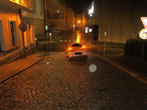 Během přívalových dešťů se pod autem v Jablonci nad Nisou propadla vozovka