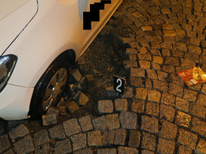 Během přívalových dešťů se pod autem v Jablonci nad Nisou propadla vozovka