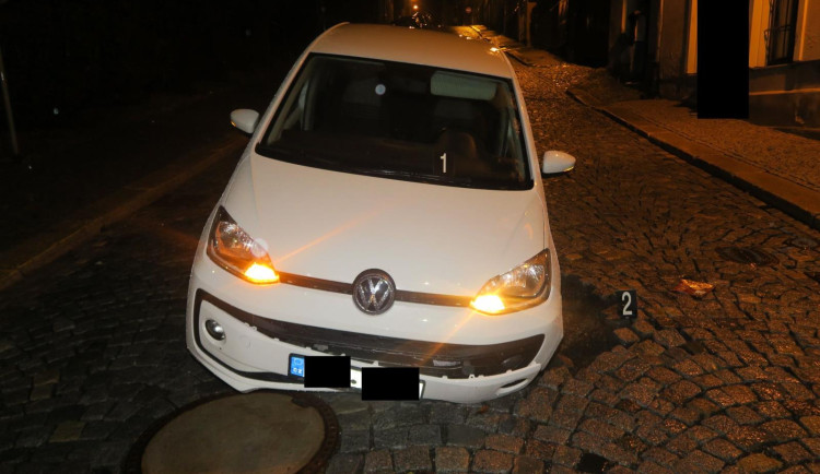 Během přívalových deštů se pod autem v Jablonci nad Nisou propadla vozovka