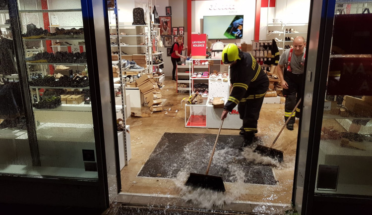 Město spočítalo škody po bouři na nejméně deset milionů. Voda vyřadila bazén, zatekla i do galerie