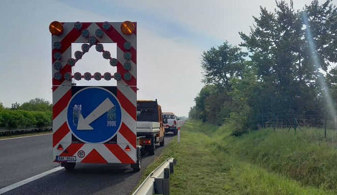 O víkendu čeká řidiče dopravní omezení na dálnici D10. Na svijanském mostě přibydou nosníky