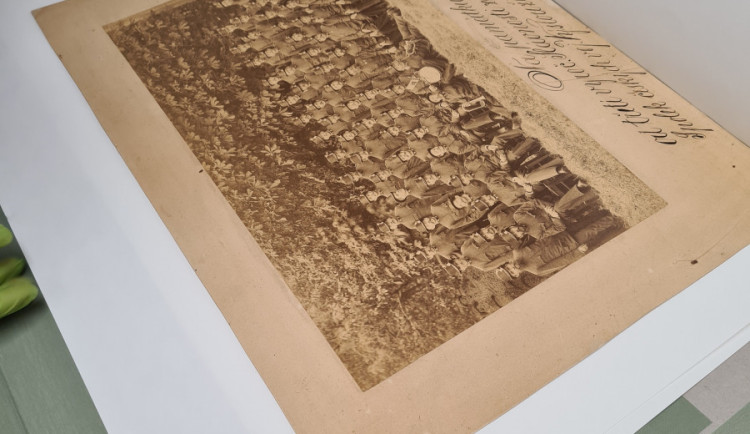 Severočeské muzeum restaurovalo téměř tisíc historických snímků. Fotografie zachycují libereckou architekturu i druhou světovou válku