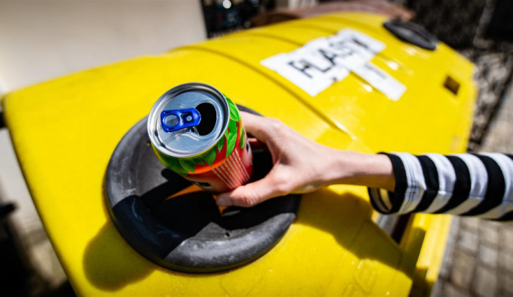 Kov patří do plastů, rozhodli v Brně